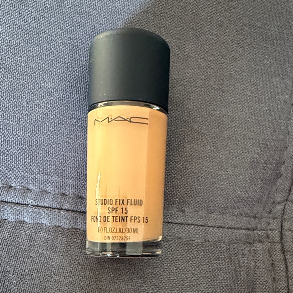 Brand new MAC Cosmetics Studio Fix Fluid SPF 15 Foundation - C8